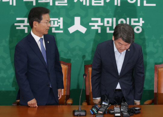 국민의당 안철수 공동대표와 천정배 공동대표가 29일 오전 국회에서 대표직 동반사퇴를 밝힌 후 고개 숙여 인사하고 있다.  연합뉴스